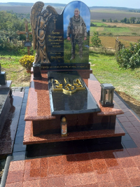 Надгробний гранітний пам'ятник для поховань військових ЗСУ