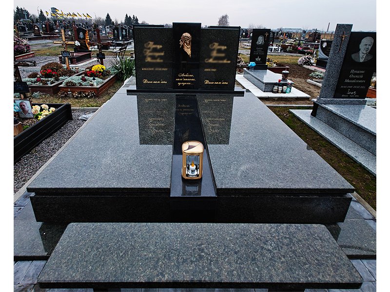 Пам'ятник 1