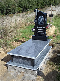 Гранітний пам'ятник надгробок з сірого граніту