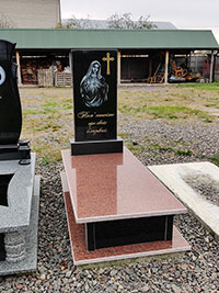 Гранітний пам'ятник надгробок з граніту недорого львів