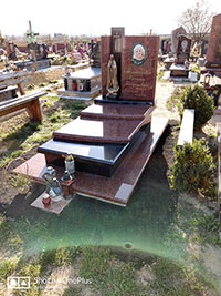 Пам'ятник з червоного граніту надгробок з трьома плитами