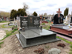 Надгробный гранитный памятник для двух захоронений